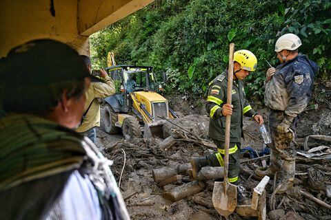 Miembros del equipo de rescate trabajan en el lugar de un deslizamiento de tierra en el municipio de Quetame, departamento de Cundinamarca.