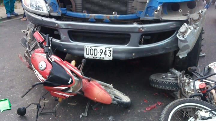 En el accidente se vio comprometido un camión y varias motocicletas.