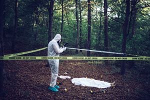 Forenses en la escena del crimen de asesinato fotografiando evidencia
