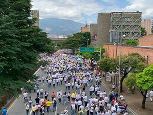 Así avanza la marcha contra el Gobierno Petro en Medellín.