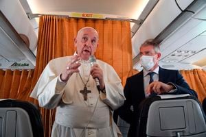 El papa Francisco habla con periodistas a bordo de un avión de Alitalia mientras viaja de Bratislava a Roma, el miércoles 15 de septiembre de 2021 después de una gira de cuatro días por Hungría y Eslovaquia. (Tiziana Fabi, Pool vía AP)
