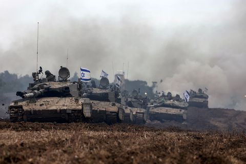 Una unidad de soldados israelíes regresa con sus tanques al lado israelí de la frontera con la Franja de Gaza, después de pasar meses en el territorio palestino librando batallas con militantes de Hamás, el 28 de enero de 2024, mientras continúan los combates entre los dos bandos en conflicto
