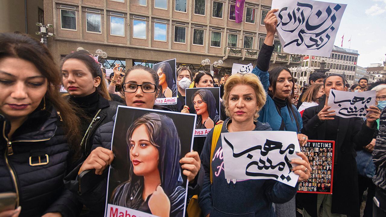 Como manera de protesta, varias mujeres se cortaron el cabello y quemaron sus hiyabs. Todo como un símbolo contra las opresoras leyes islámicas que rigen en Irán.