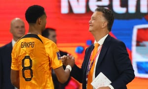Soccer Football - FIFA World Cup Qatar 2022 - Round of 16 - Netherlands v United States - Khalifa International Stadium, Doha, Qatar - December 3, 2022 Netherlands' Cody Gakpo shakes hands with coach Louis van Gaal as he is substituted off REUTERS/Wolfgang Rattay