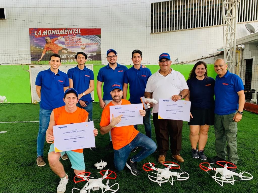 José Otero capacita a jóvenes migrantes venezolanos y colombianos en la que considera una de las profesiones del futuro: piloto de dron.