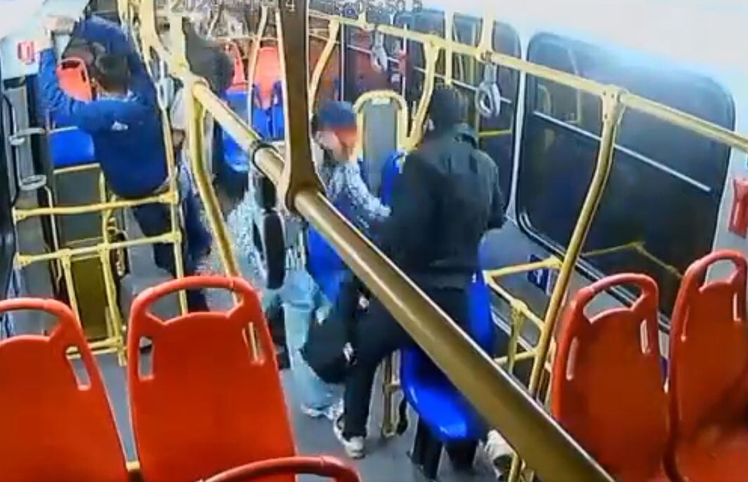 Mientras el joven luchaba para que no se llevaran sus cosas, los otros delincuentes intentaban abrir las puertas del bus.