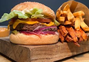 Las hamburguesas hacen parte de los alimentos ricos en grasas trans. Su consumo en exceso supone un riesgo para la salud. (Photo by Creative Touch Imaging Ltd./NurPhoto via Getty Images)