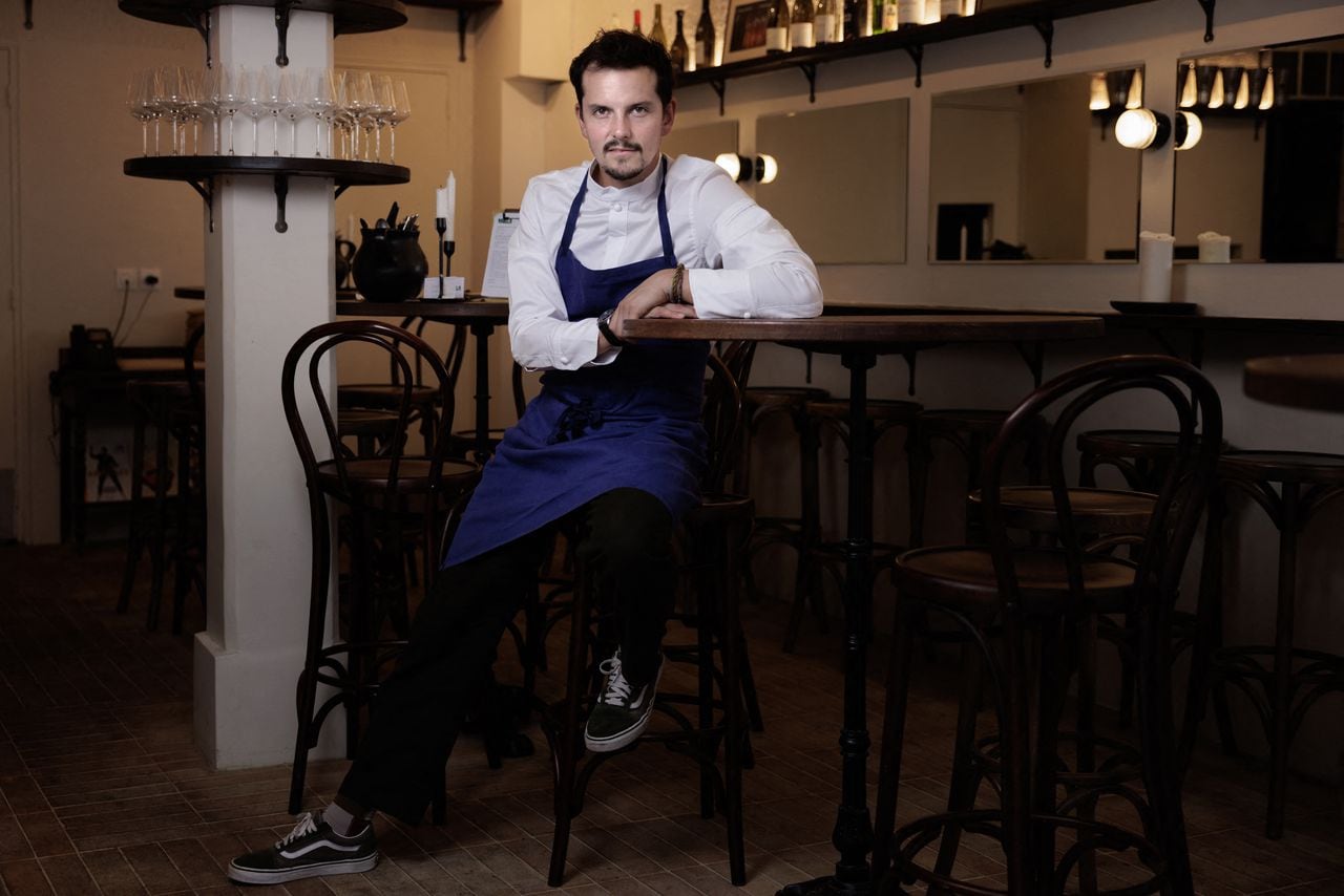 El destacado chef colombiano Juan Arbelaez no aspira a ninguna estrella, pero fiel a sus raíces, está multiplicando el número de restaurantes en Francia donde la gente "habla en voz alta, bebe demasiado y se divierte demasiado".