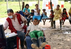 Con el apoyo de la Cruz Roja Internacional, Marciano de la Hoz improvisa un consultorio odontológico en medio de la selva. 
