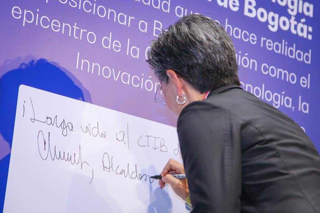 Alcaldesa de Bogotá, Claudia López, firmando el convenio