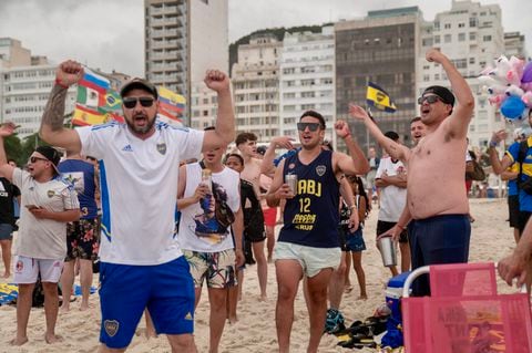 Aficionados del Boca Juniors argentino disfrutan de la playa de Copacabana en Río de Janeiro, Brasil, el 2 de noviembre de 2023, antes del partido final de la Copa Libertadoreas contra el Fluminense el próximo 4 de noviembre.