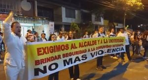 Estudiantes de la Universidad Libre sede Santa Isabel en Cali, protestaron en rechazo a la situación de inseguridad que tiene azotado a este sector de la capital del Valle.