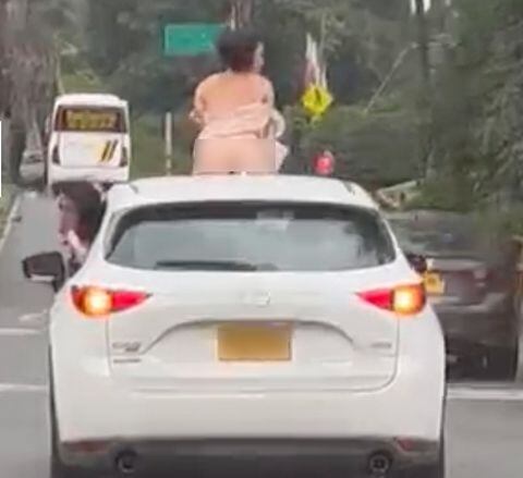 Dos mujeres se pasearon a bordo de una camioneta de alta gama por las calles de Medellín exhibiendo sus partes íntimas.