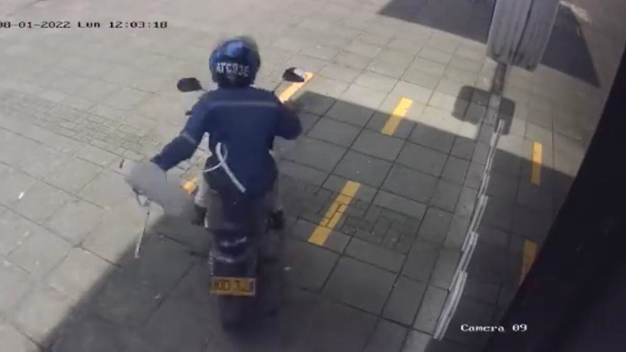 El ladrón no se tomó la molestia de cubrir las placas en su motocicleta y casco.