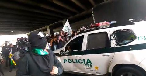 Manifestantes atacan patrulla de Policía frente a U. Nacional