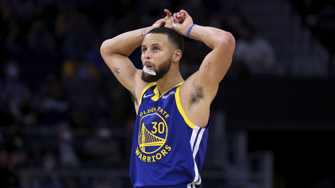 Golden State Warriors guard Stephen Curry looks at the clock during the second half of the team's NBA basketball game against the Indiana Pacers in San Francisco, Thursday, Jan. 20, 2022. (AP/Jed Jacobsohn)