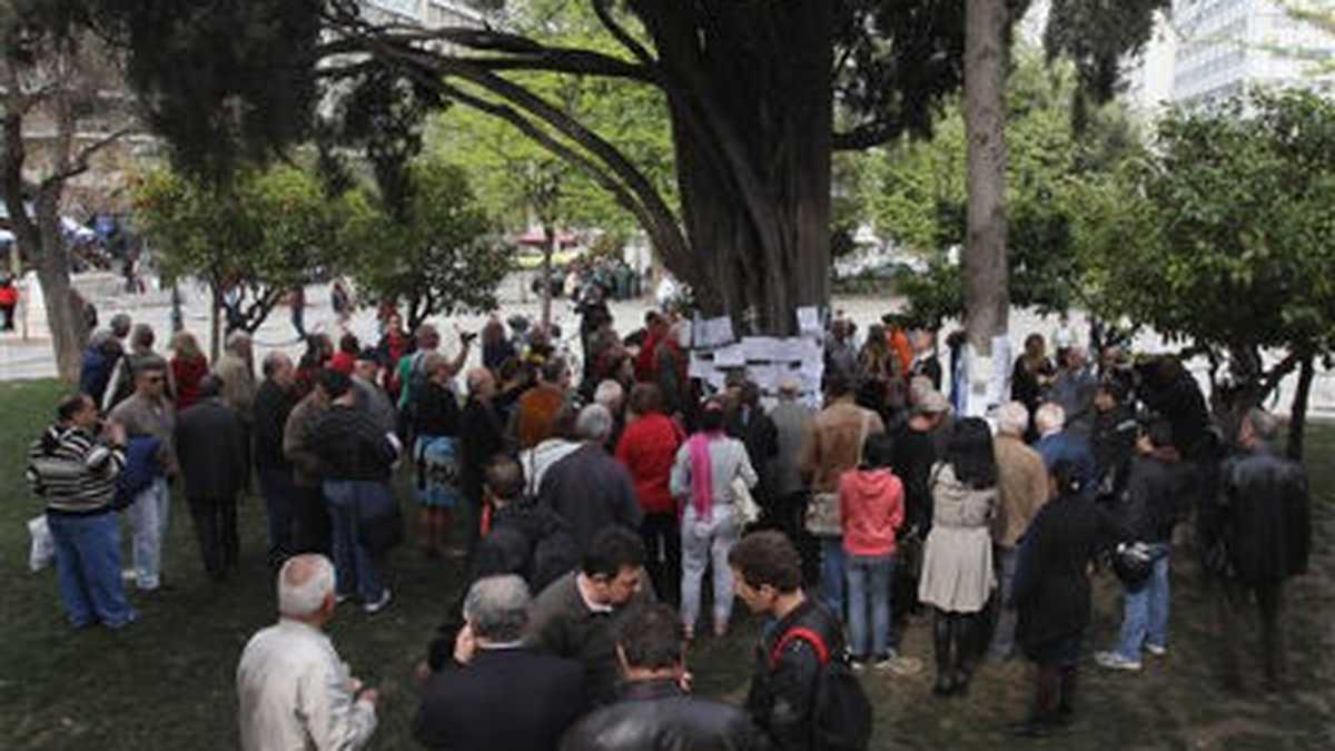 Una multitud se reune, el jueves, en el sitio que un hombre de 77 años se disparó en protesta por la crisis económica.