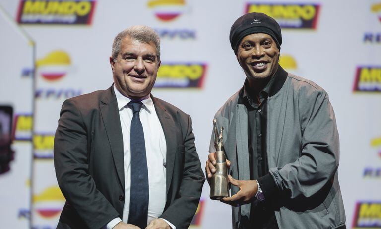 BARCELONA, SPAIN - FEBRUARY 06: Ronaldinho receives from Joan Laporta the Legend Trophy during the 75th Mundo Deportivo Awards Gala on February 06, 2023 in Barcelona, Spain. (Photo by Getty Images/Xavi Torrent)