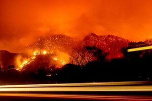 En esta foto de larga exposición, las brasas iluminan las laderas mientras el incendio Dixie arde cerca de Milford en el condado de Lassen, California, el martes 17 de agosto de 2021. Foto AP / Noah Berger