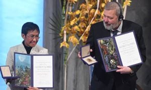 Dmitry Muratov, ganador del Premio Nobel de Paz en 2021 subastará su medalla.