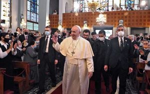 El pontífice inició una visita al país europeo.