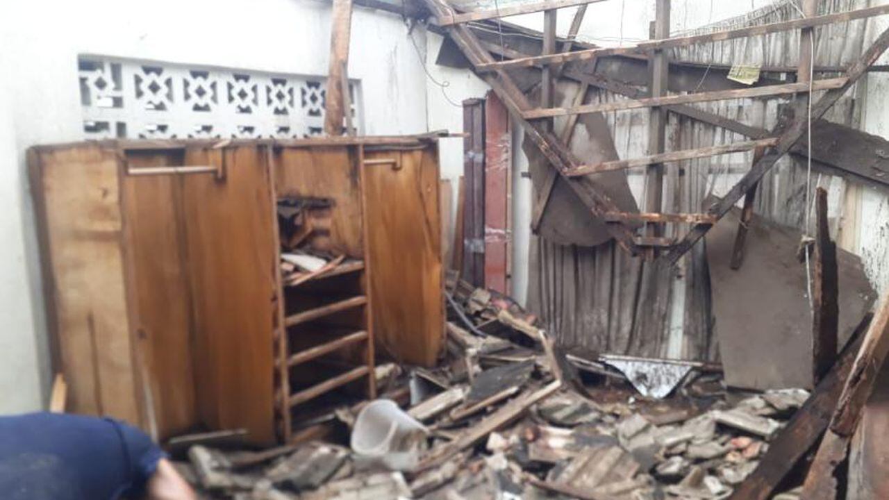 Una vivienda en el barrio San Roque, en Barranquilla, se derrumbó parcialmente durante la lluvia.