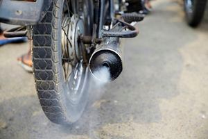 El misterio del humo negro en las motos: causas, consecuencias y soluciones.