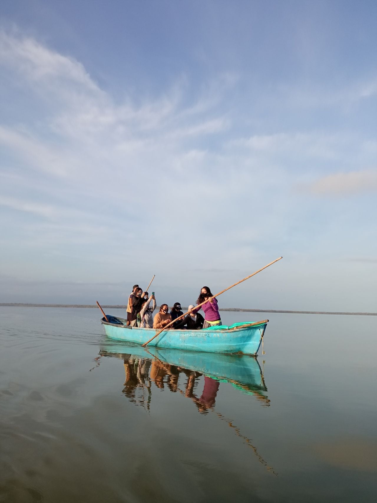 Viaje en canoa por el Santuario de Fauna y Flora Los Flamencos, en el que los viajeros aprenden sobre la cosmogonía Wayúu y el uso de plantas ancestrales.
