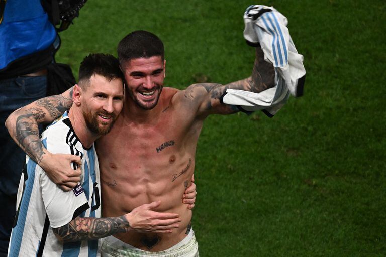 Rodrigo de Paul salió a cobrarle a todos los críticos de Messi, una vez Argentina ganó la Copa del Mundo. Foto: AFP.