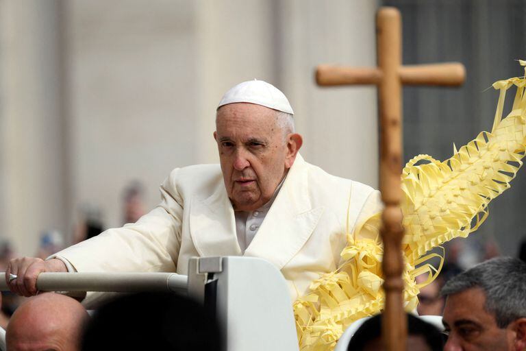Francisco recibió el alta el sábado para poder presidir las ceremonias de la semana más significativa de la Iglesia católica