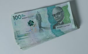 Billetes cien mil pesos y cincuenta mil pesos colombianos
moneda Colombia 
Oct 27 del 2020
Foto Guillermo Torres Reina / Semana
