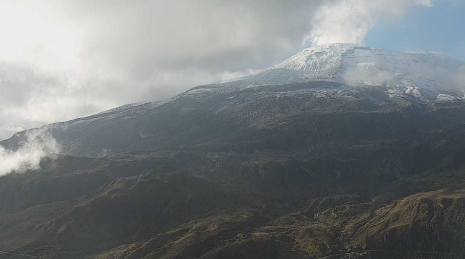 Vista del volcán Nevado del Ruiz desde el cerro Gualí, captada este jueves 27 de abril.
