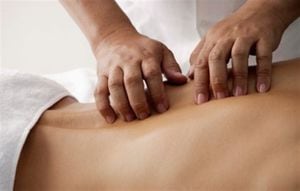 Hombre recibiendo masaje Reiki, foto: Thinkstock