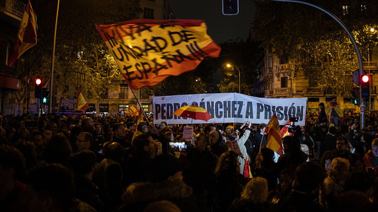 Con consignas como "Puigdemont, a prisión", unos 8.000 manifestantes, según la delegación del gobierno, se volvieron a concentrar el jueves en Madrid en una protesta en la que hubo nuevamente cargas en el tramo final.