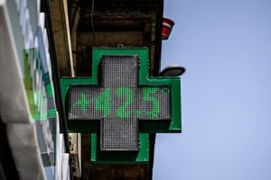 Esta fotografía tomada el 17 de junio de 2022 muestra un letrero de farmacia que muestra la temperatura de 42,5 grados centígrados en Burdeos, suroeste de Francia (Foto de Philippe LÓPEZ / AFP)