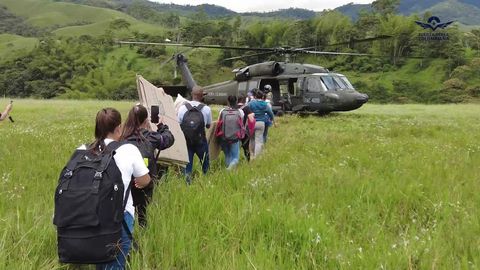 Helicóptero de la Fuerza Aérea distribuyen material electoral en Antioquia.