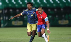 SANTIAGO, CHILE - OCTOBER 13: Juan Cuadrado of Colombia competes for the ball with Alexis Sánchez of Chile during a match between Chile and Colombia as part of South American Qualifiers for Qatar 2022 at Estadio Nacional de Chile on October 13, 2020 in Santiago, Chile. (Photo by Claudio Reyes - Pool/Getty Images)