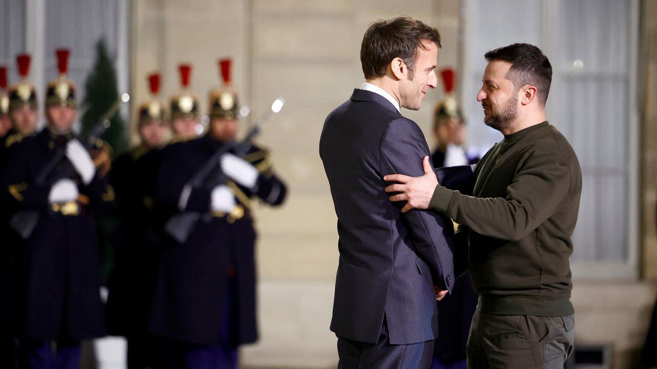 El presidente francés, Emmanuel Macron, da la bienvenida al presidente de Ucrania, Volodymyr Zelenskiy, para una reunión en el Palacio del Elíseo en París, Francia, el 8 de febrero de 2023.