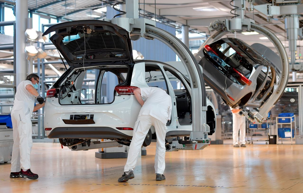 Los técnicos trabajan en la línea de montaje del ID eléctrico del fabricante de automóviles alemán Volkswagen. REUTERS / Matthias Rietschel