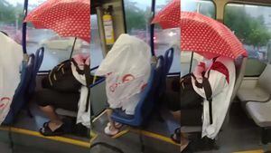 Pasajeros de Transcaribe protegiéndose de la lluvia al interior de un bus.