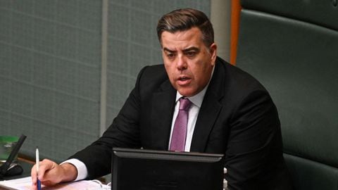 El presidente de la Cámara de Representantes de Australia, Milton Dick, durante el turno de preguntas en el Parlamento