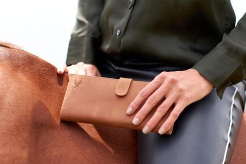 La simpleza y elegancia son parte del estilo que refleja La Mhara a través de productos atemporales como bolsos, billeteras y accesorios.