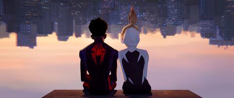 Esta imagen difundida por Sony Pictures Animation muestra a Miles Morales como Spider-Man, con la voz de Shameik Moore, a la izquierda, y Spider-Gwen, con la voz de Hailee Steinfeld.