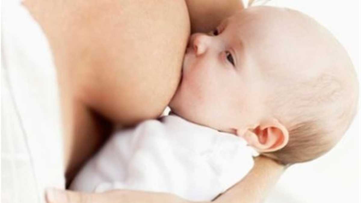 Es realmente importante que una madre se asegure de que su hijo ha terminado de tomar la leche de un solo seno antes de ofrecer el otro.