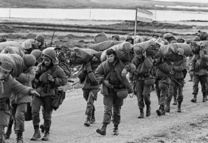 Tropas argentinas avanzan hacia Port Stanley el 2 de abril de 1982, poco después de desembarcar. La Armada británica tardó varias semanas en llegar para comenzar las hostilidades.