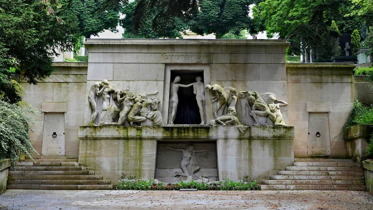 Monumento a los muertos, en el cementerio del Père-Lachaise, Paris. JLPC / Wikimedia Commons, CC BY-SA
