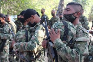 Soldados orando en Cauca antes de enfrentar al enemigo.