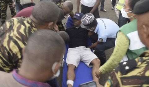 Serge Gelle, secretario de Estado de la Policía de Madagascar, en el momento de ser rescatado tras nadar durante varias horas en el mar.