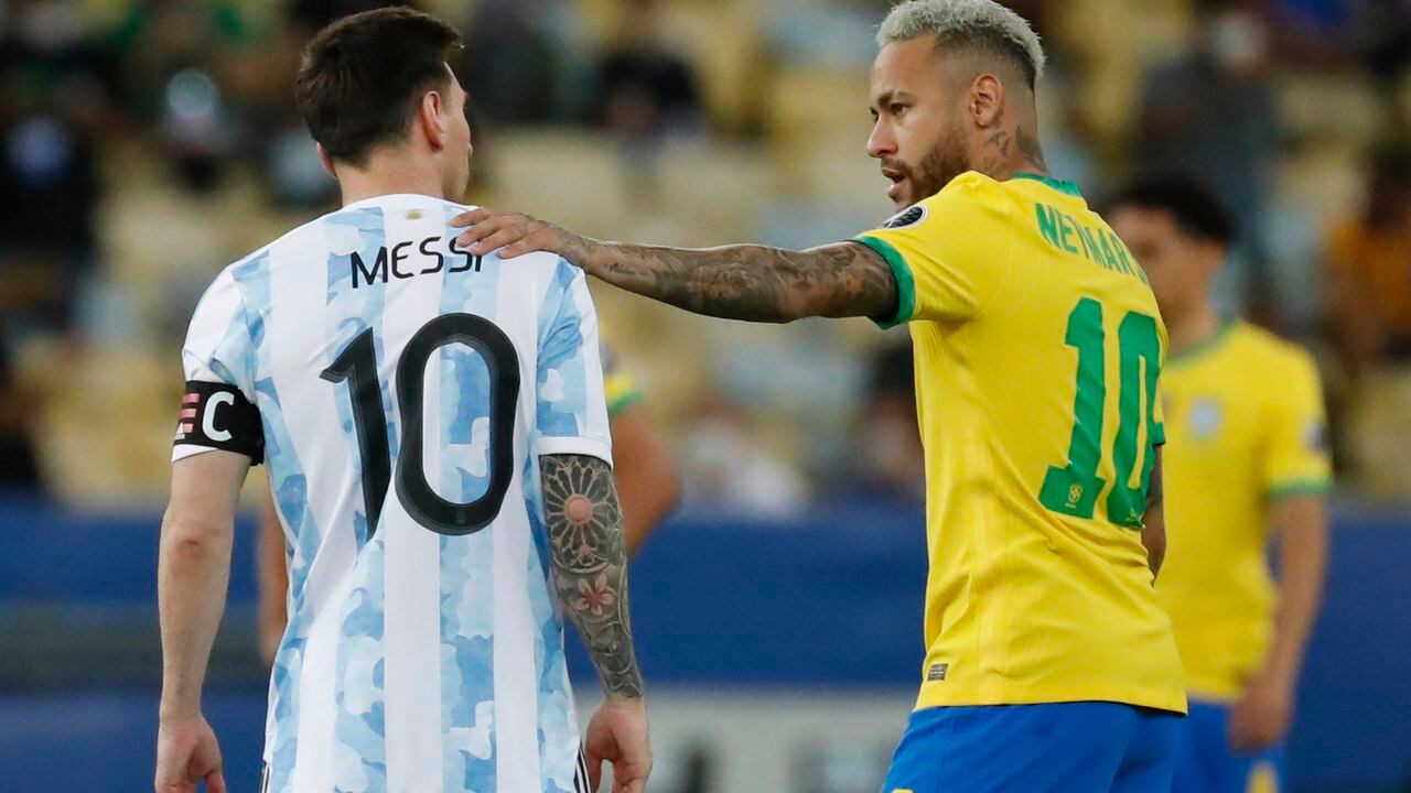 El brasileño Neymar saluda al argentino Lionel Messi antes de la final de la Copa América en el estadio Maracaná de Río de Janeiro, Brasil, el sábado 10 de julio de 2021. (AP Photo / Bruna Prado)
