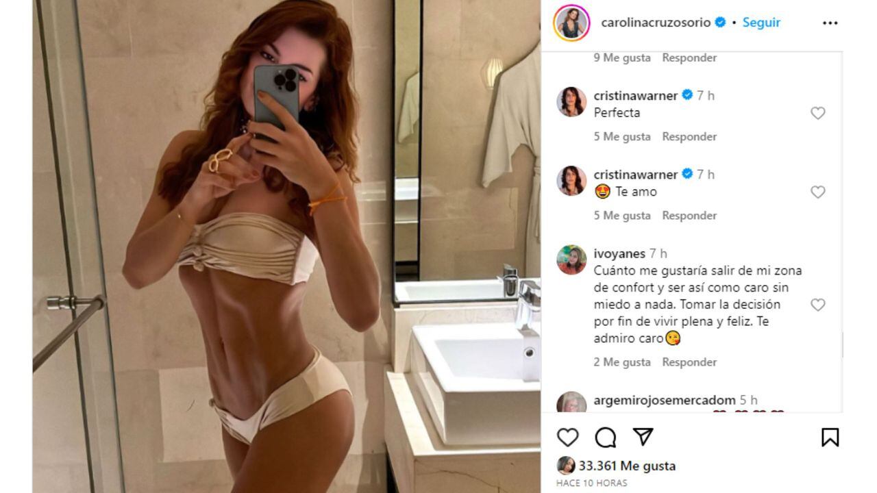 Carolina Cruz lució un traje de baño en frente de su espejo.